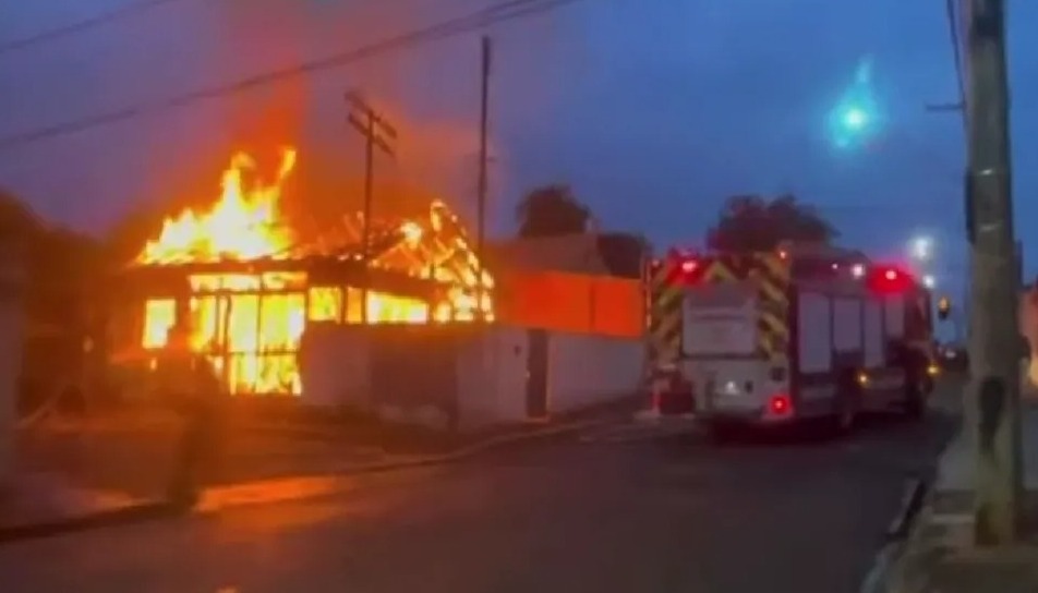 Casa De Madeira Pega Fogo Durante A Madrugada Desta Segunda 30 94FM